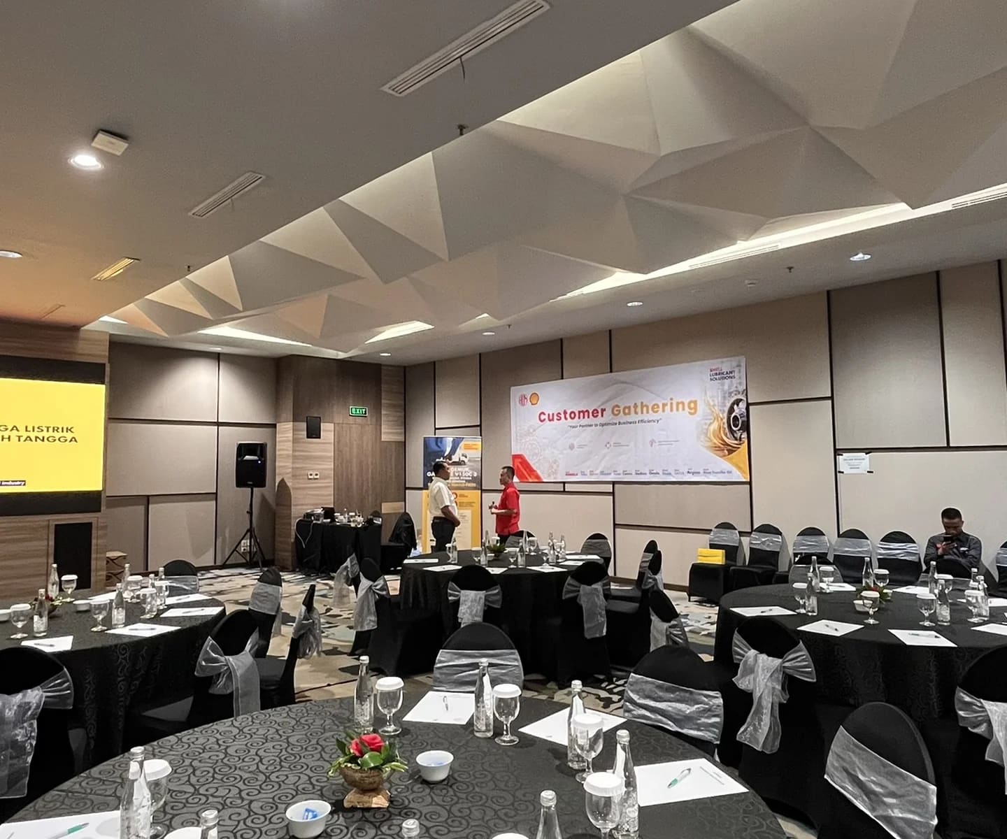Meja display produk Shell dengan sampel oli dan materi teknis