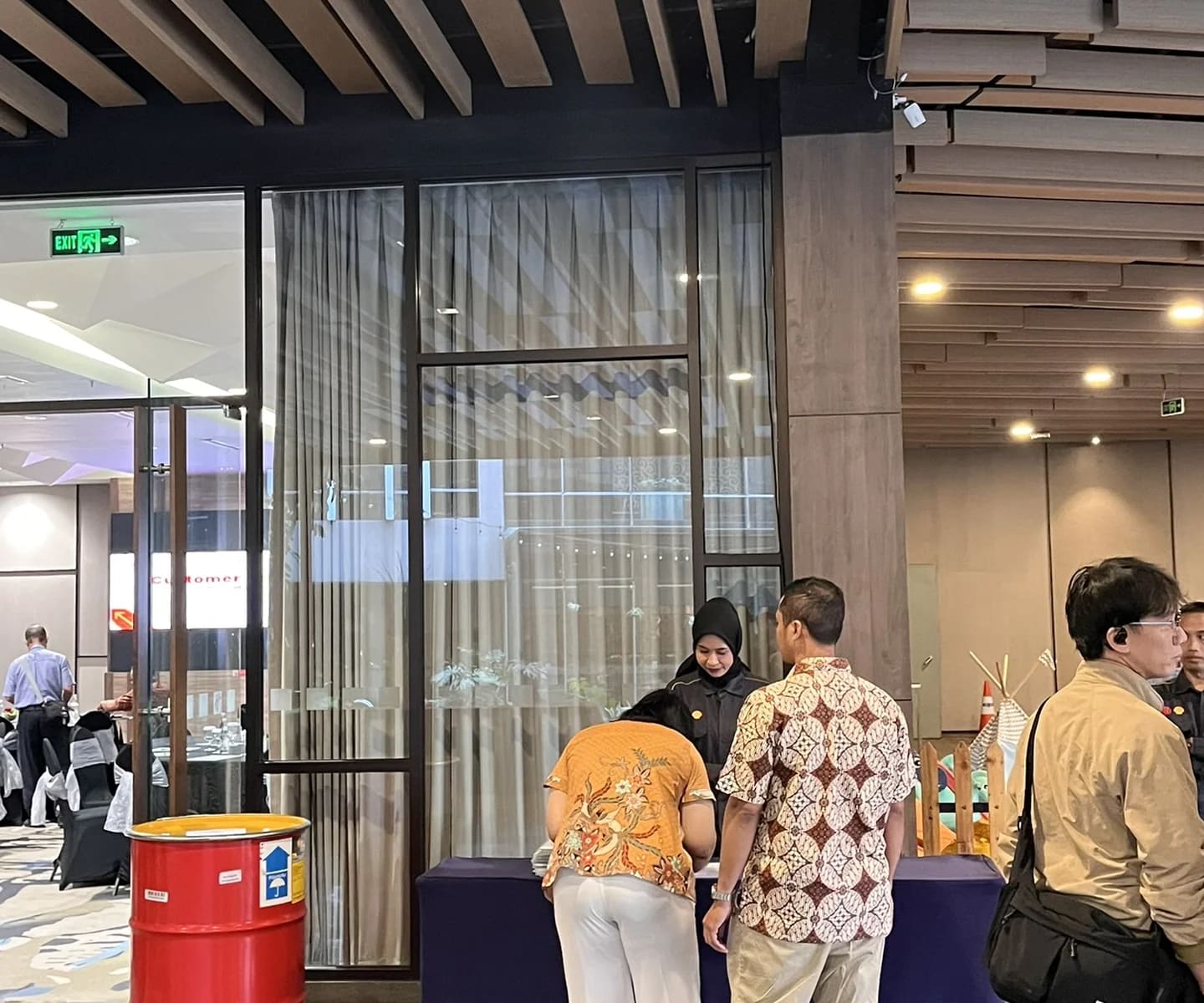 Sesi pelatihan di mana peserta mengikuti pemaparan di ruang konferensi