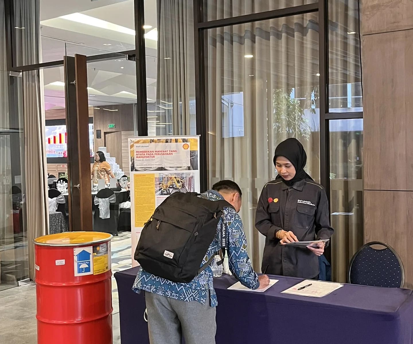Sesi pelatihan professional Shell dengan fasilitator berjaket Shell