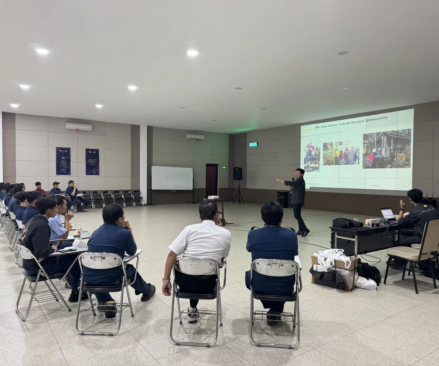 Seorang pembicara menyampaikan materi Tribologi tentang wear kepada peserta pelatihan berseragam