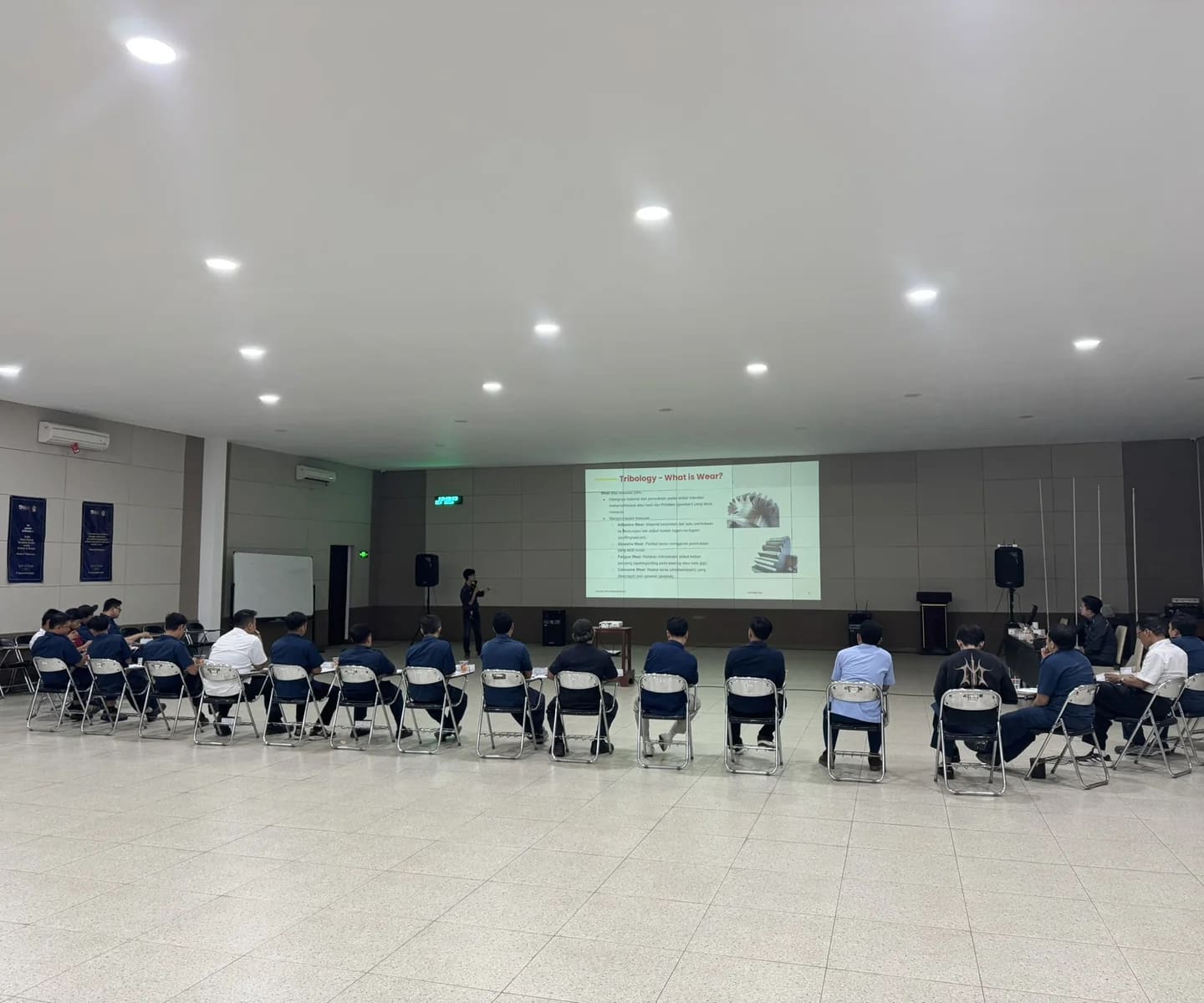 Sesi pelatihan di mana instruktur mempresentasikan materi tentang tribology dan keausan